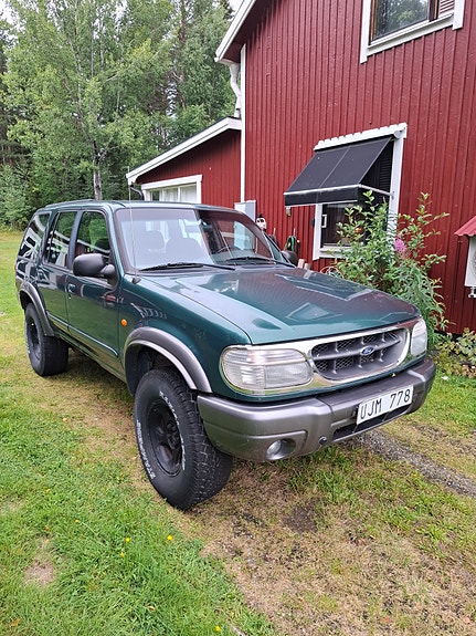 Ford Explorer 2 of 5