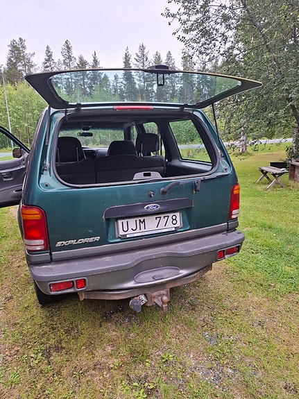 Ford Explorer 3 of 5