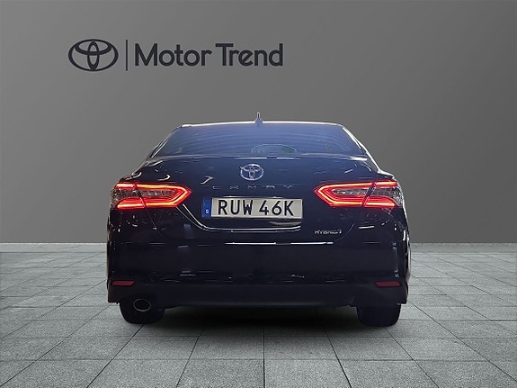 Toyota Camry 5 of 16
