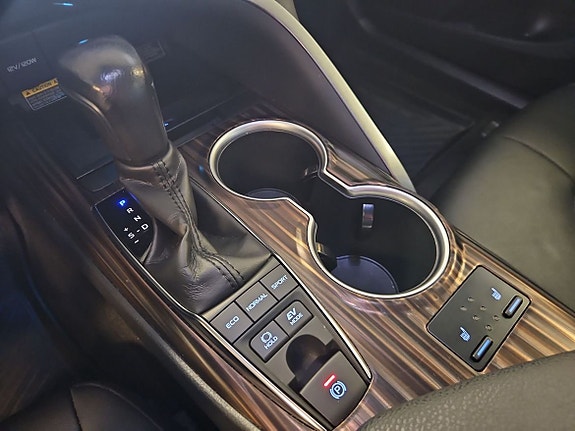 Toyota Camry 15 of 16