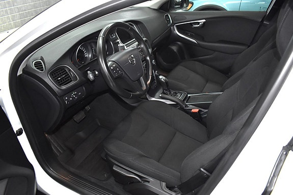 Volvo V40 Cross Country 2 of 8