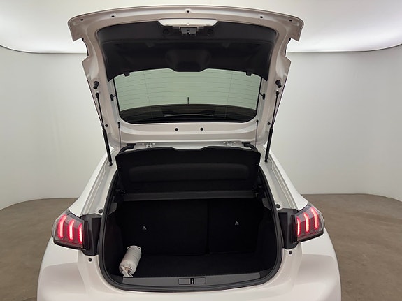 Peugeot e-208 11 of 24