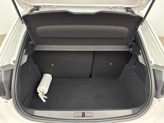 Peugeot e-208 10 of 24