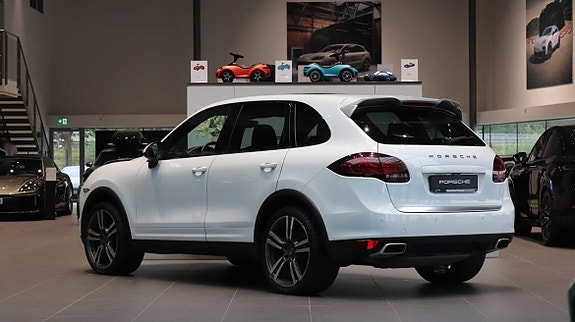 Porsche Cayenne 2 of 11