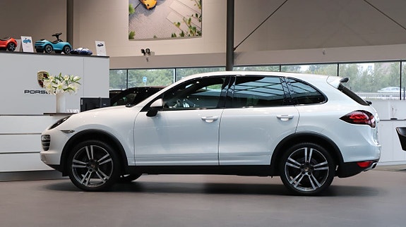 Porsche Cayenne 4 of 11