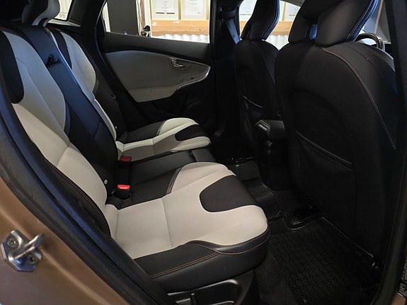 Volvo V40 Cross Country 13 of 30
