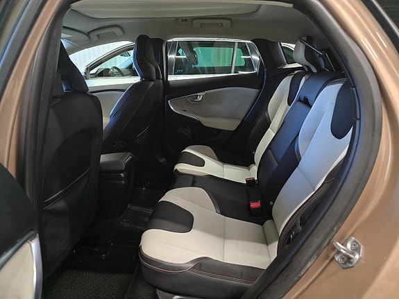Volvo V40 Cross Country 12 of 30