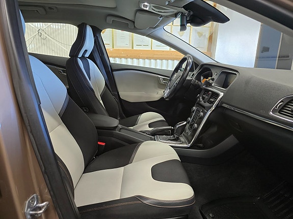 Volvo V40 Cross Country 9 of 30