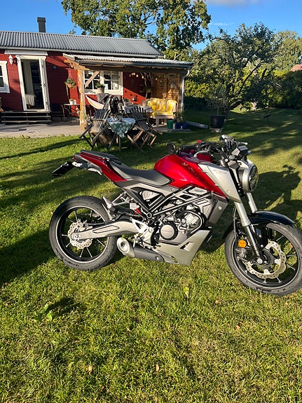 Honda CB125R 3 of 7