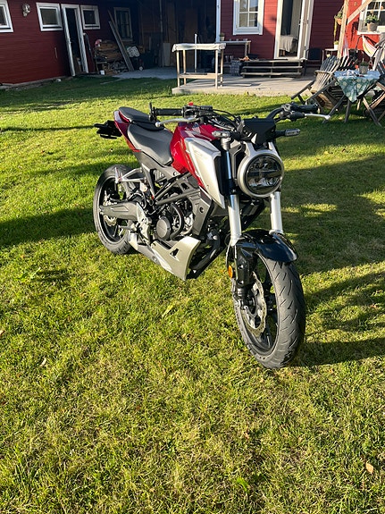 Honda CB125R 2 of 7