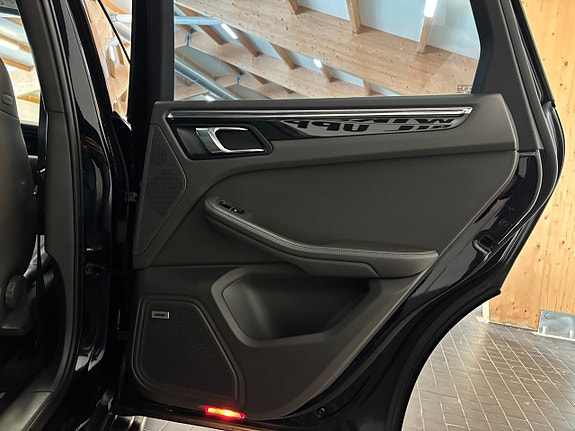 Porsche Macan S 23 of 27