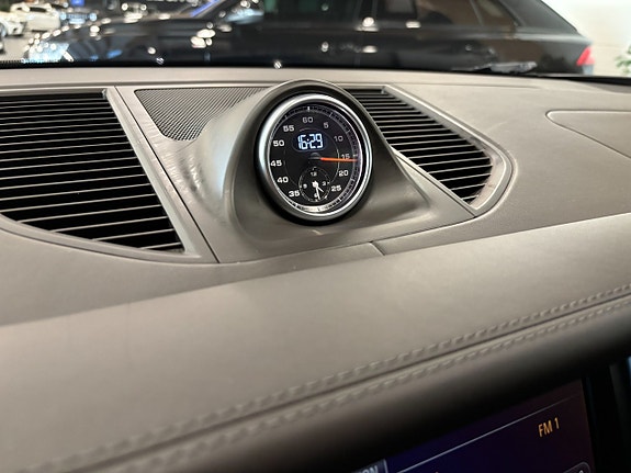 Porsche Macan S 18 of 27