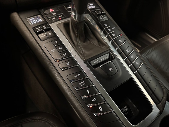 Porsche Macan S 13 of 27