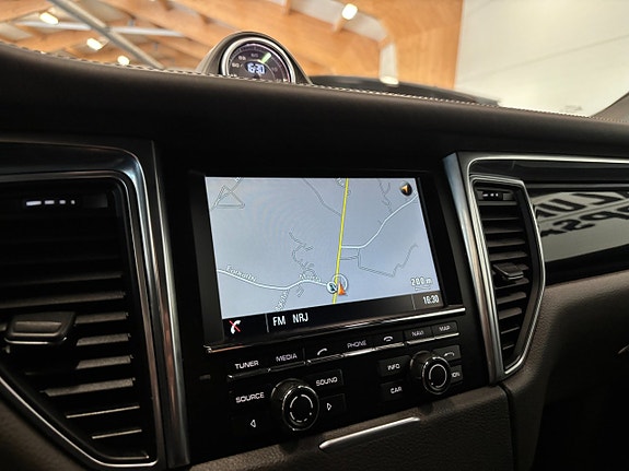 Porsche Macan S 17 of 27