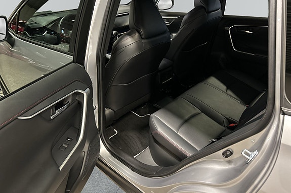 Toyota RAV4 8 of 18