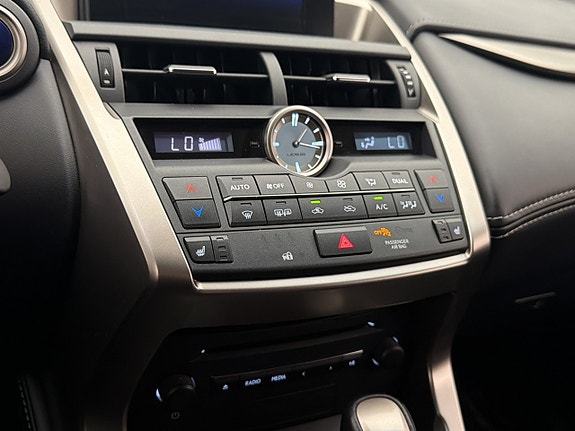 Lexus NX300h 24 of 30