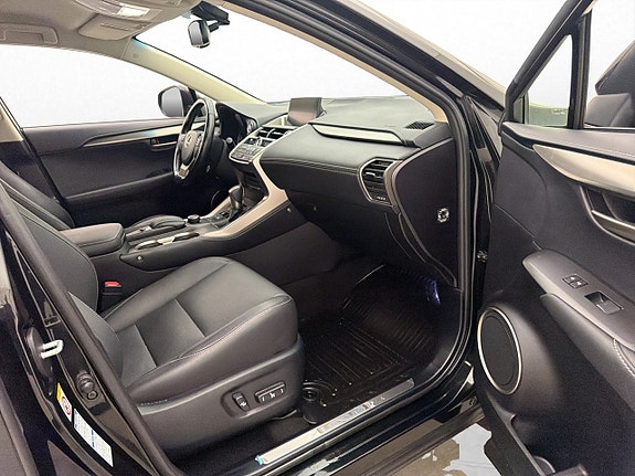 Lexus NX300h 12 of 30