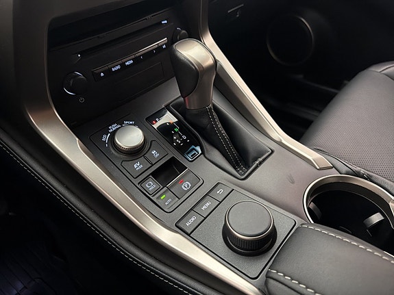 Lexus NX300h 23 of 30