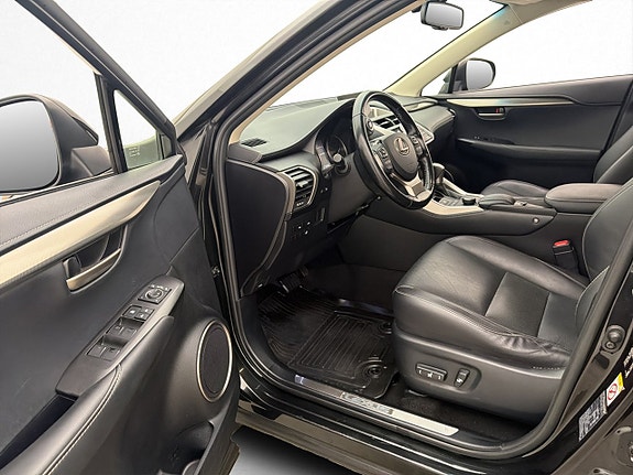 Lexus NX300h 13 of 30