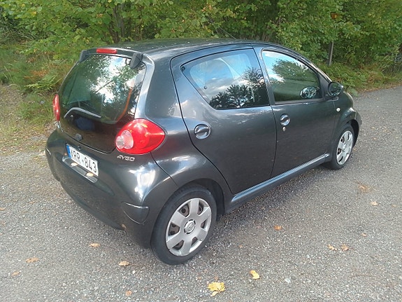 Toyota Aygo 2 of 7