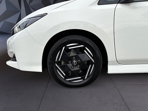Nissan Leaf 7 of 17