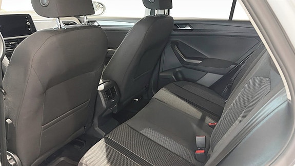Volkswagen T-Roc 13 of 14