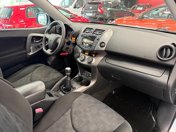Toyota RAV4 6 of 12