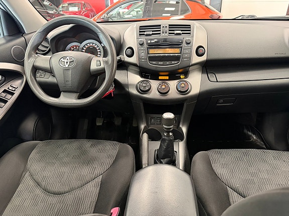 Toyota RAV4 9 of 12