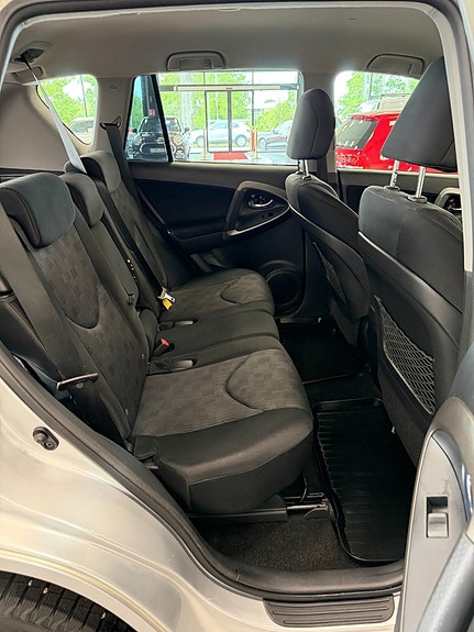Toyota RAV4 8 of 12