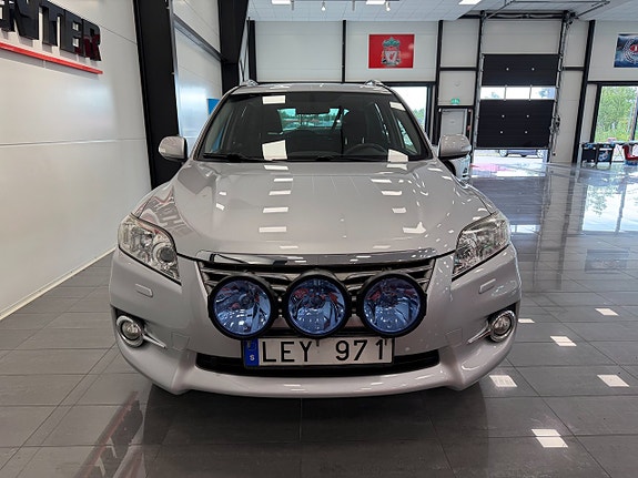 Toyota RAV4 2 of 12