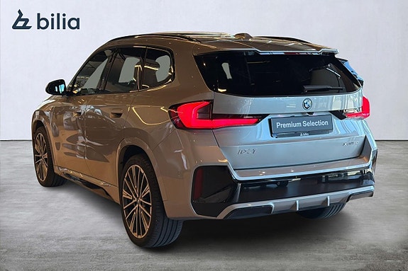 BMW iX1 5 of 22