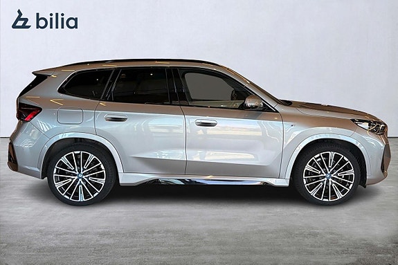 BMW iX1 6 of 22