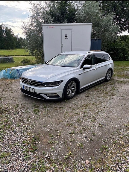 Volkswagen Passat Alltrack 3 of 6
