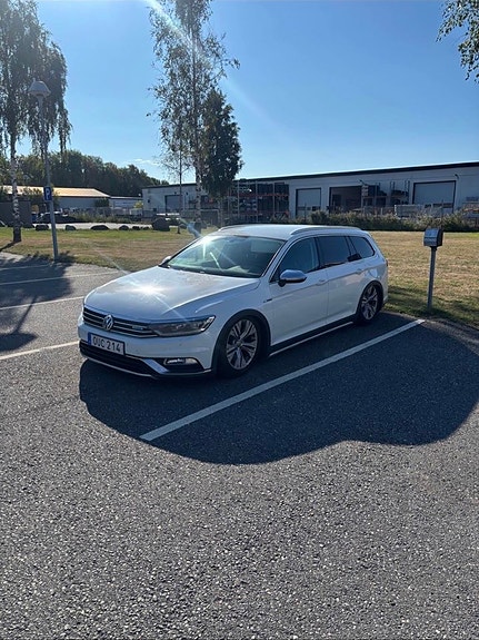 Volkswagen Passat Alltrack 2 of 6