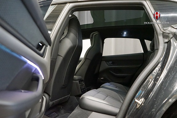 Porsche Taycan 14 of 30