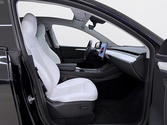 Tesla Model Y 13 of 19