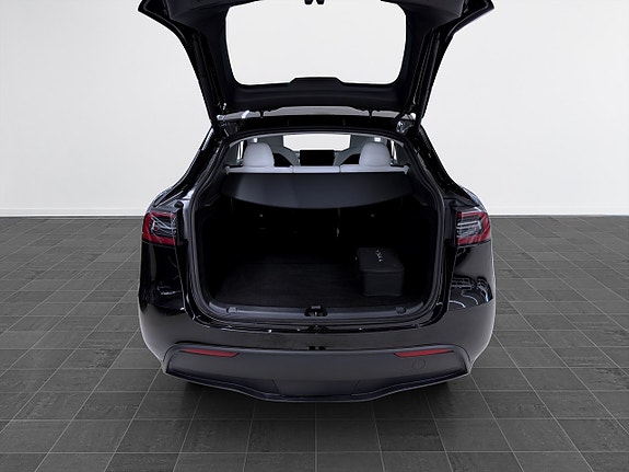 Tesla Model Y 8 of 19