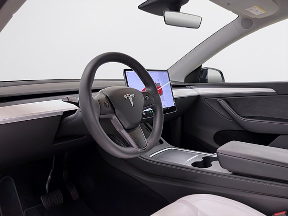 Tesla Model Y 15 of 19