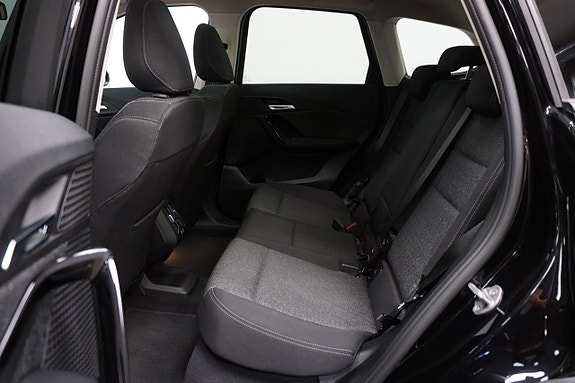 BMW iX1 8 of 19