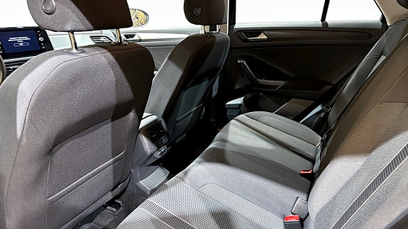 Volkswagen T-Roc 11 of 19