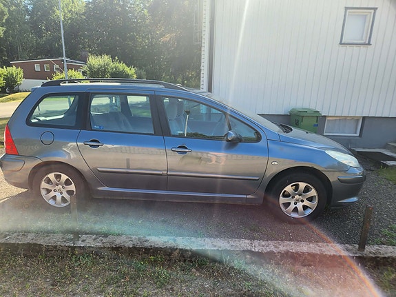 Peugeot 307 2 of 7