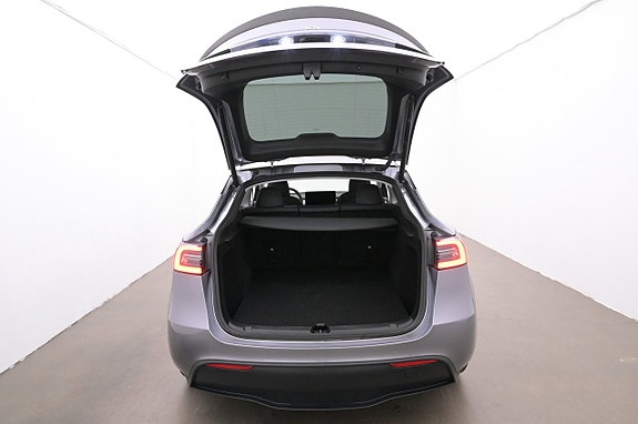 Tesla Model Y 22 of 27
