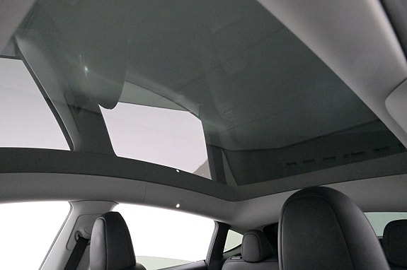Tesla Model Y 20 of 27