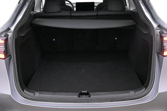 Tesla Model Y 24 of 27