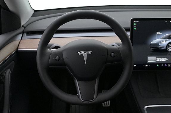 Tesla Model Y 7 of 27