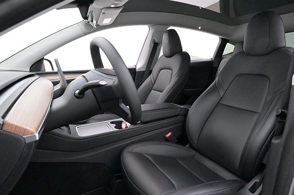 Tesla Model Y 9 of 27
