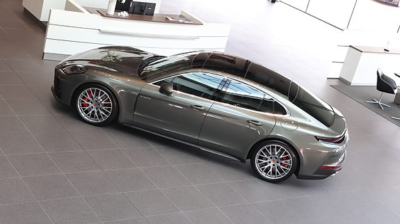 Porsche Panamera 4S 7 of 12