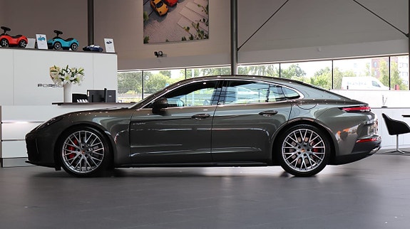 Porsche Panamera 4S 5 of 12