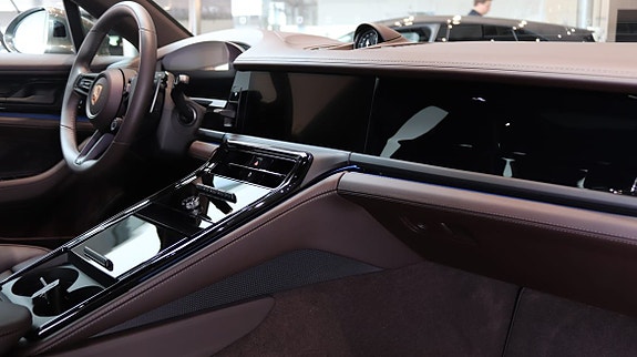 Porsche Panamera 4S 9 of 12