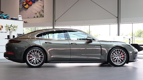 Porsche Panamera 4S 4 of 12